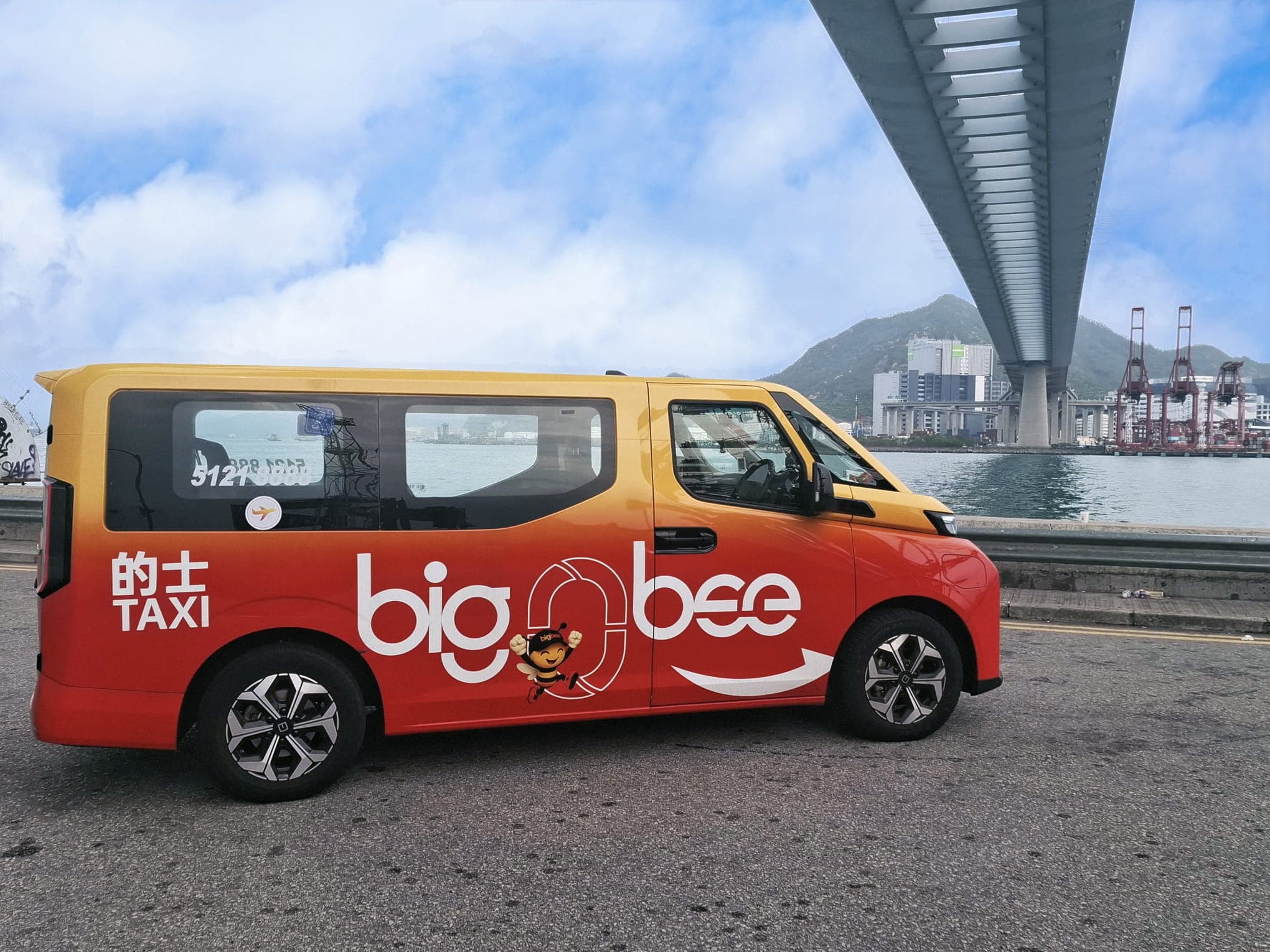 Big Bee大黃蜂6人標準版機場的士側面實拍